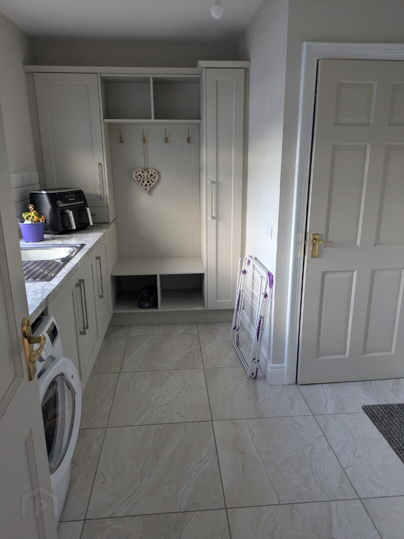 Room 1, 2 Ashlea Drive 10 of 13