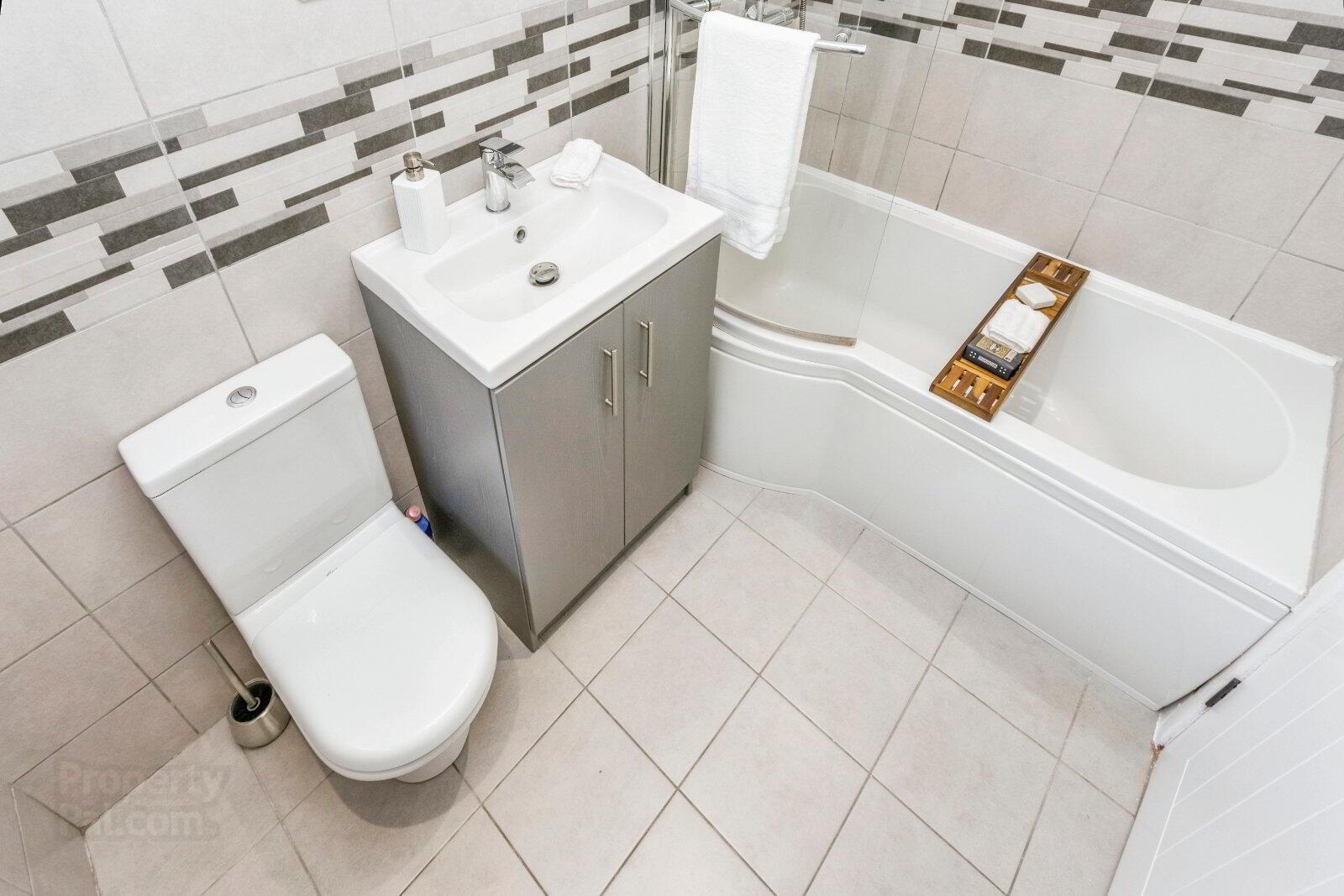 84 Ravenhill Avenue 21 of 23