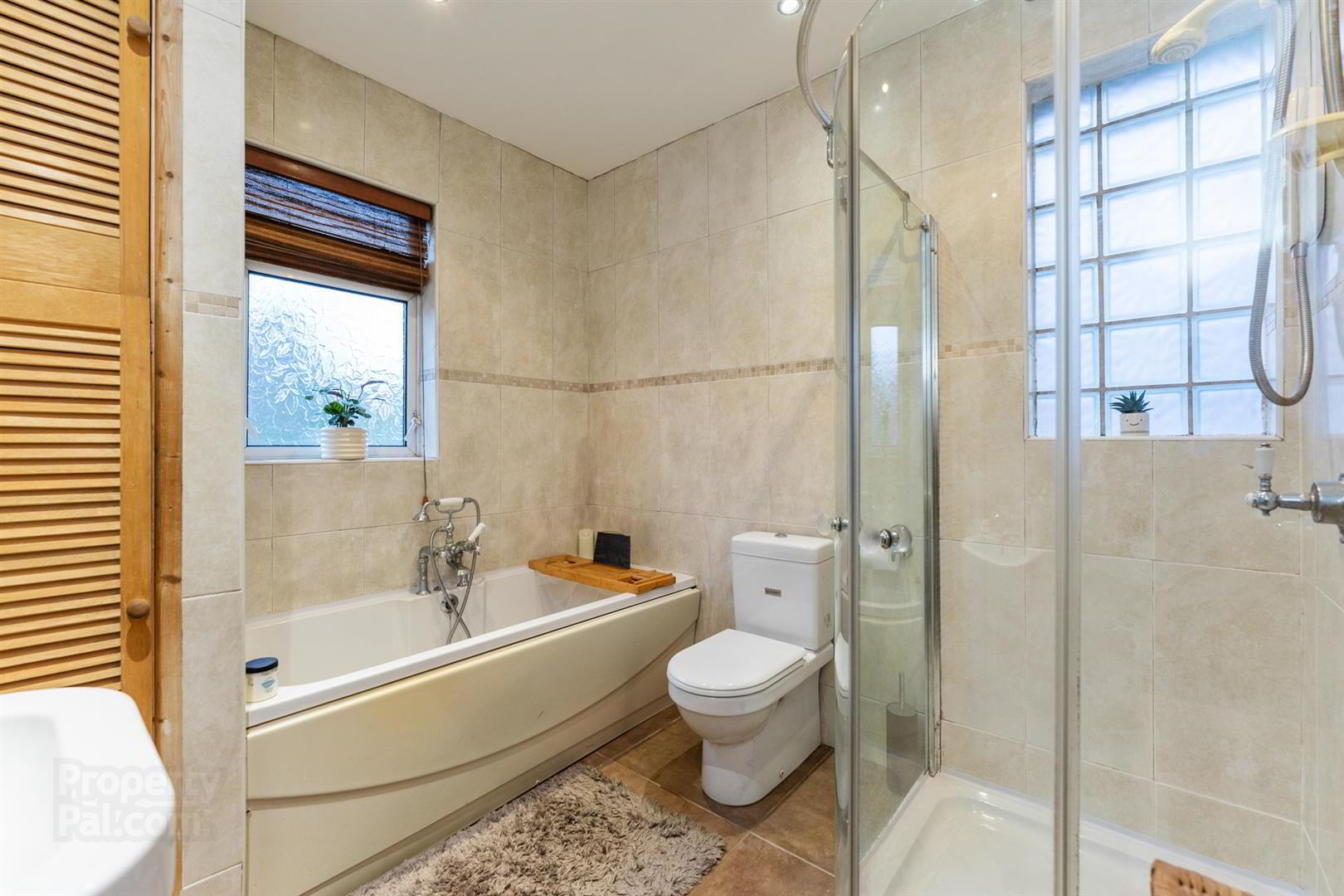 8 Hillside Crescent 14 of 19