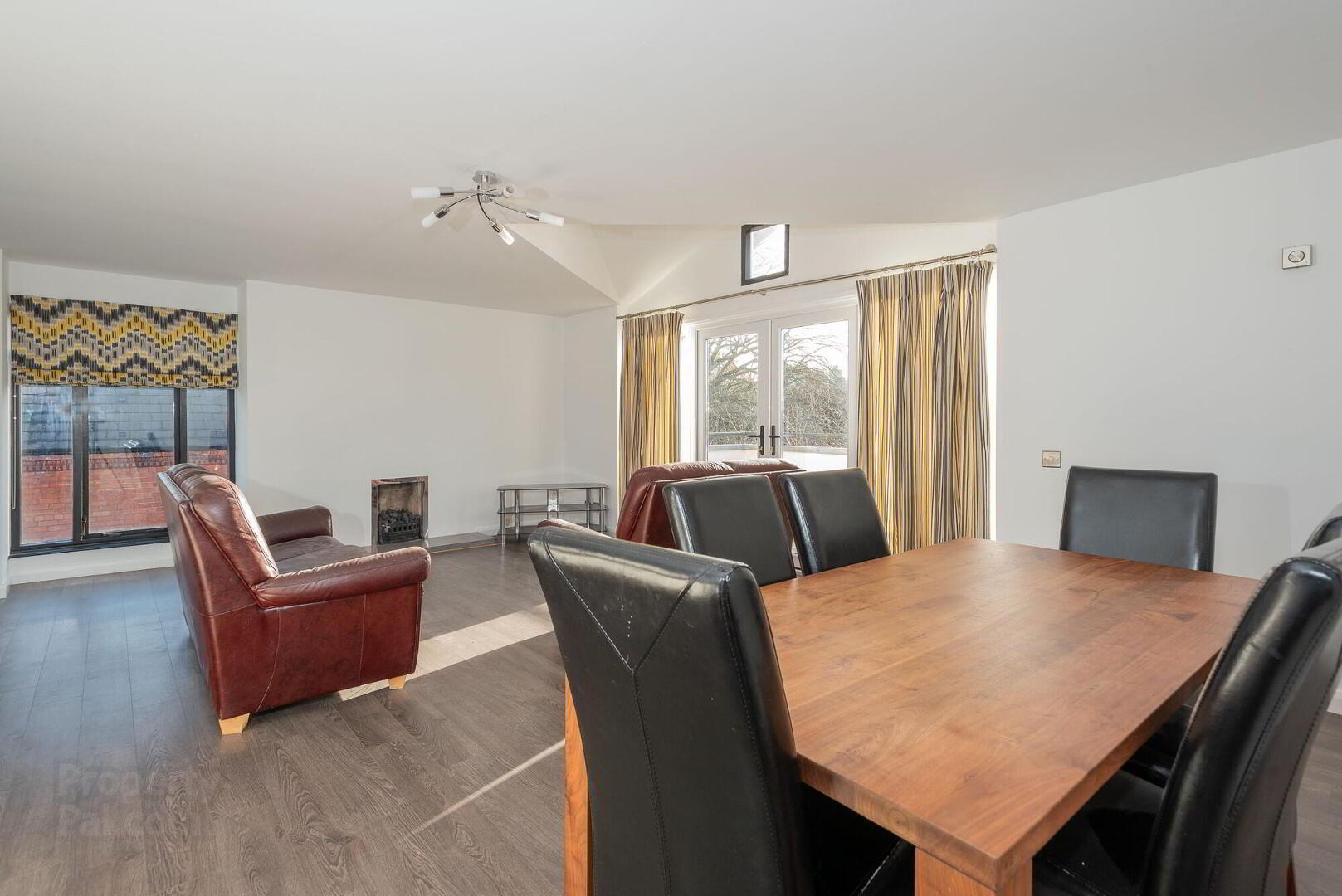 Apt 8, Balmoral Manor 4 of 14