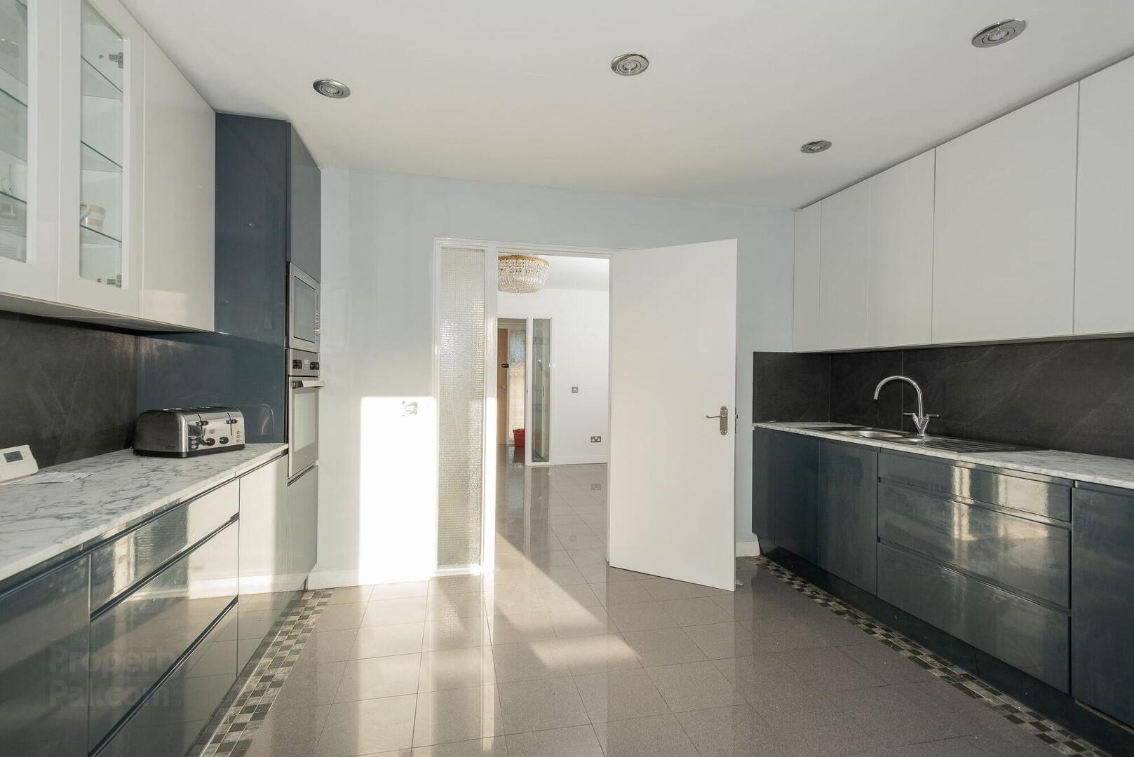Apt 8, Balmoral Manor 7 of 14