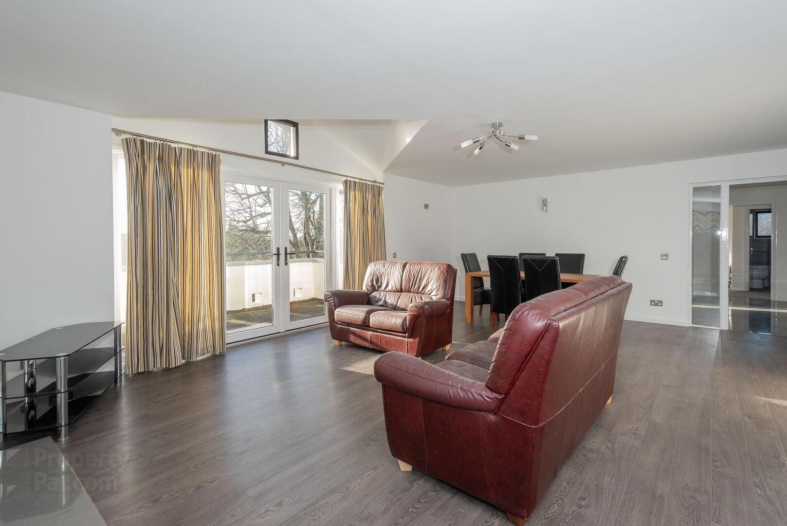 Apt 8, Balmoral Manor 5 of 14