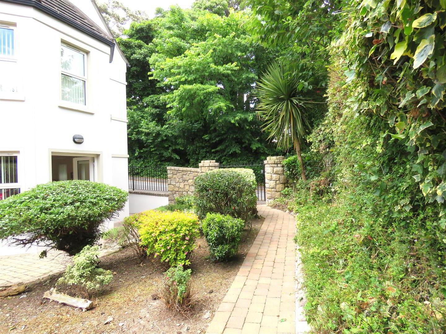 7 Apiary Court 12 of 17