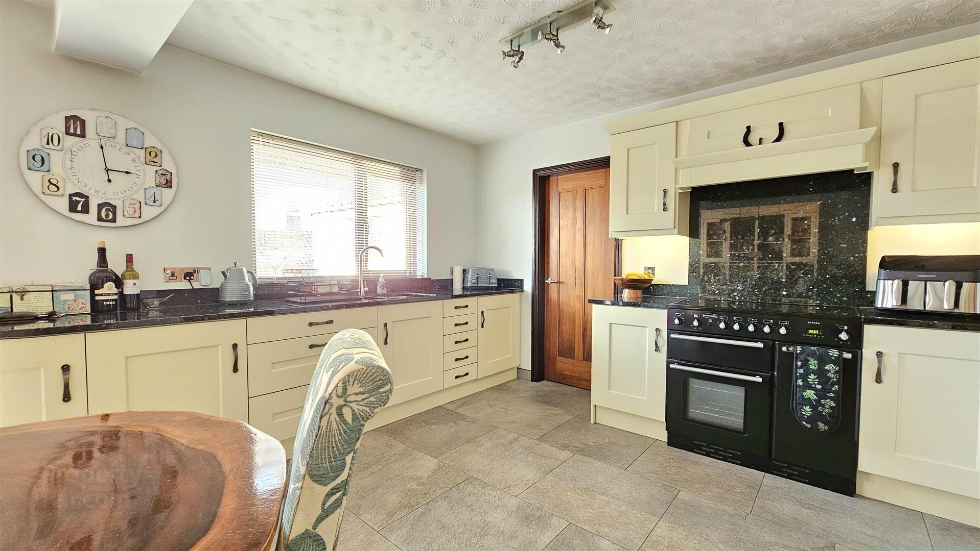21 Broadlands Gardens 9 of 21