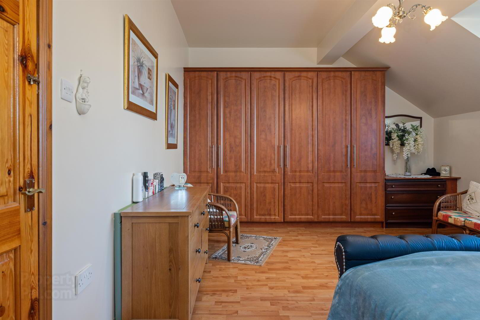 Detached Residence And Annex @, 73 Colinglen Road 39 of 50