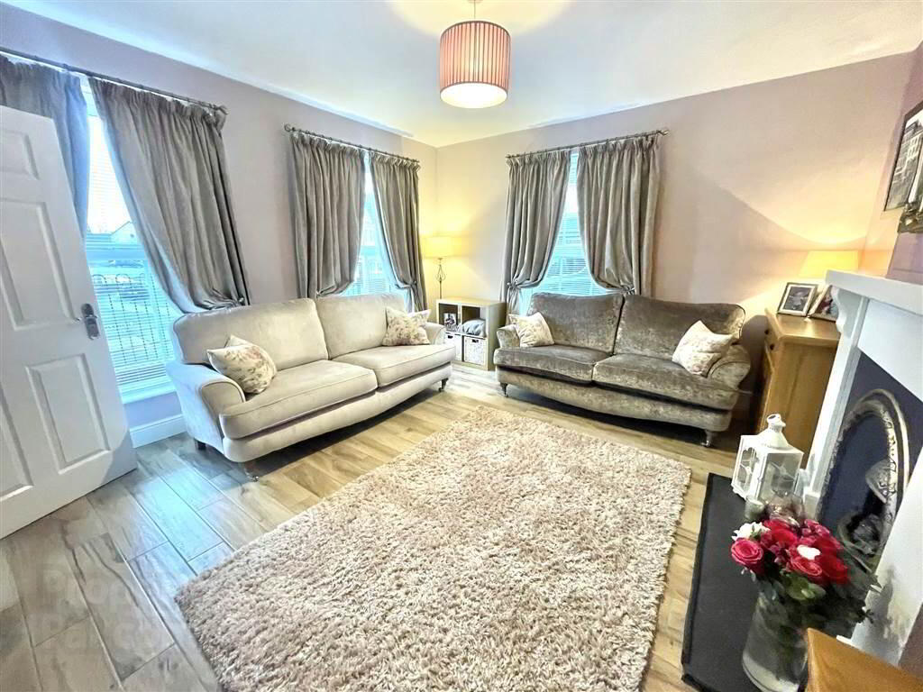 10 Lady Wallace Gate 6 of 26
