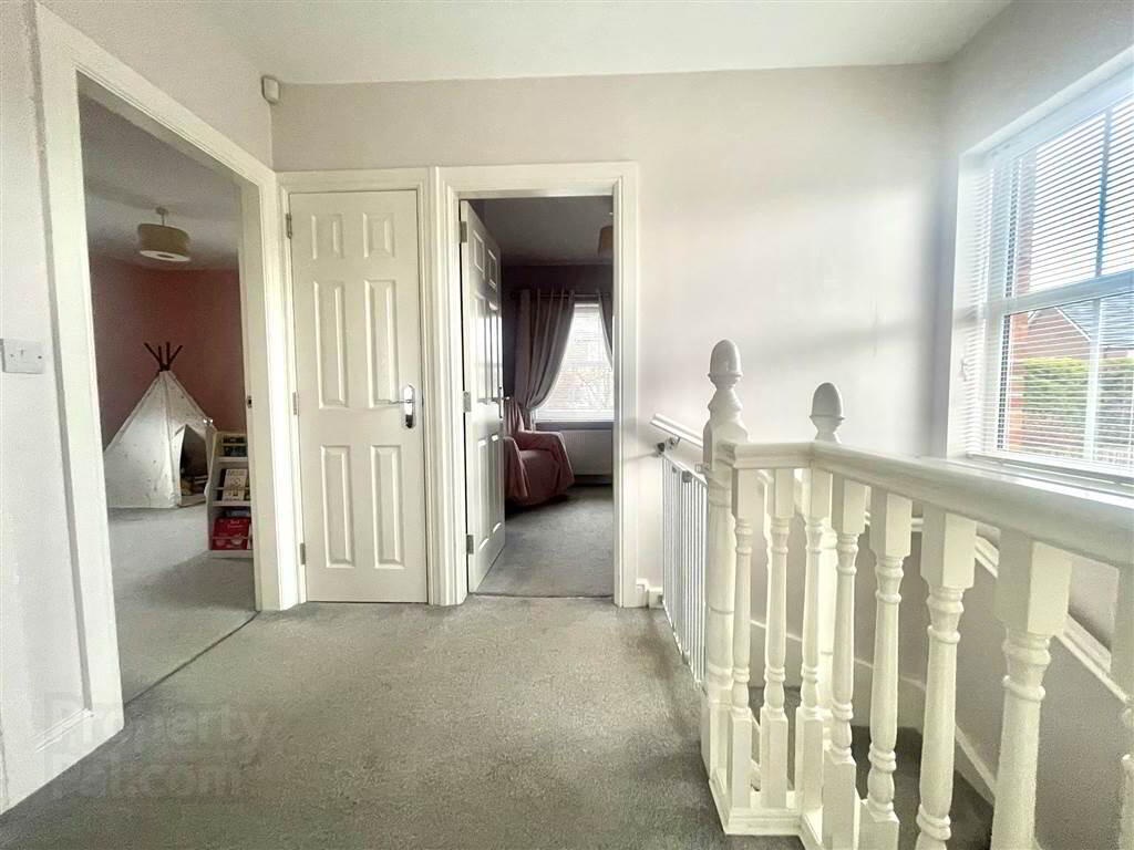 10 Lady Wallace Gate 15 of 26