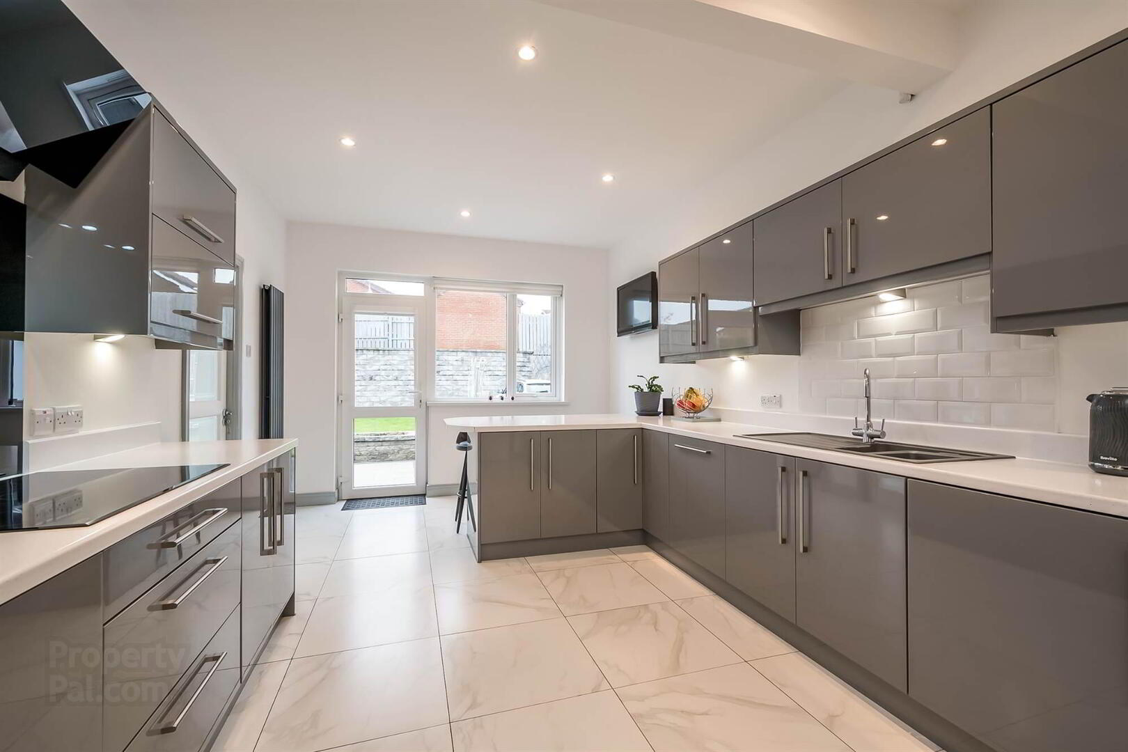 139 Queensway 9 of 28