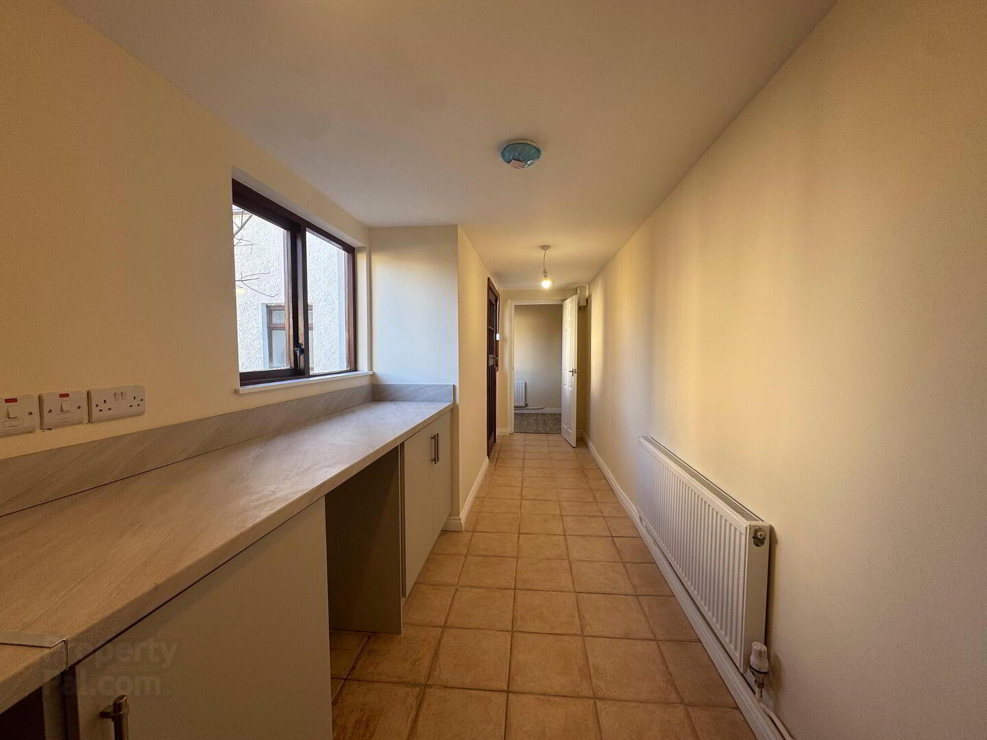 100 Queen's Avenue 7 of 18