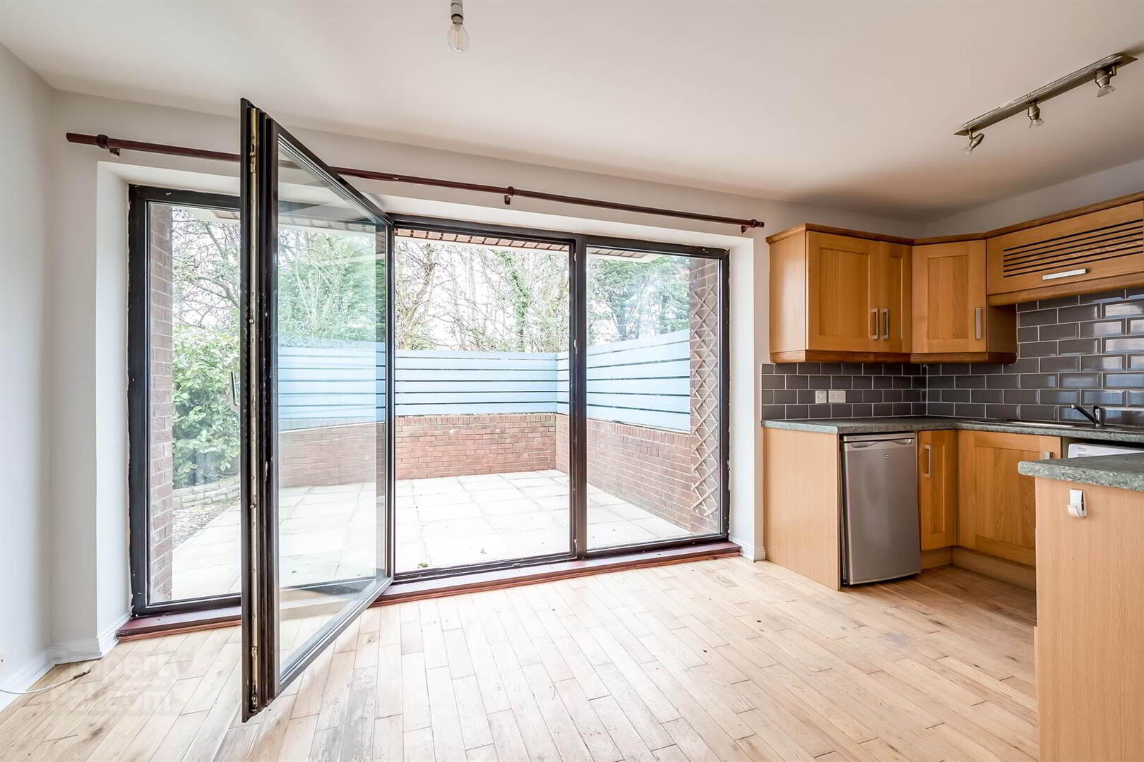 Apt 10, Balmoral Court 5 of 13