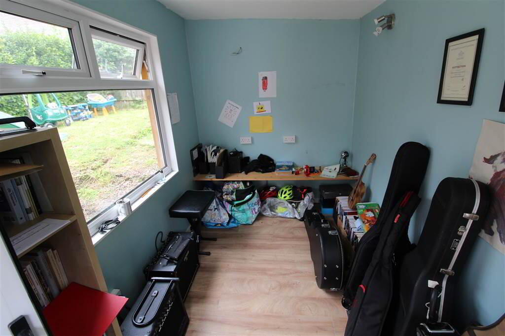 Photo 13 of 34 Woodview Drive, Belfast
