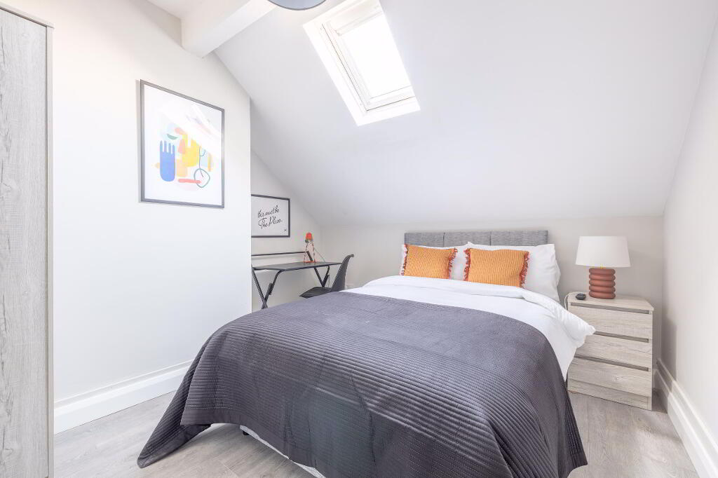  Room 3, 24 Windsor Avenue