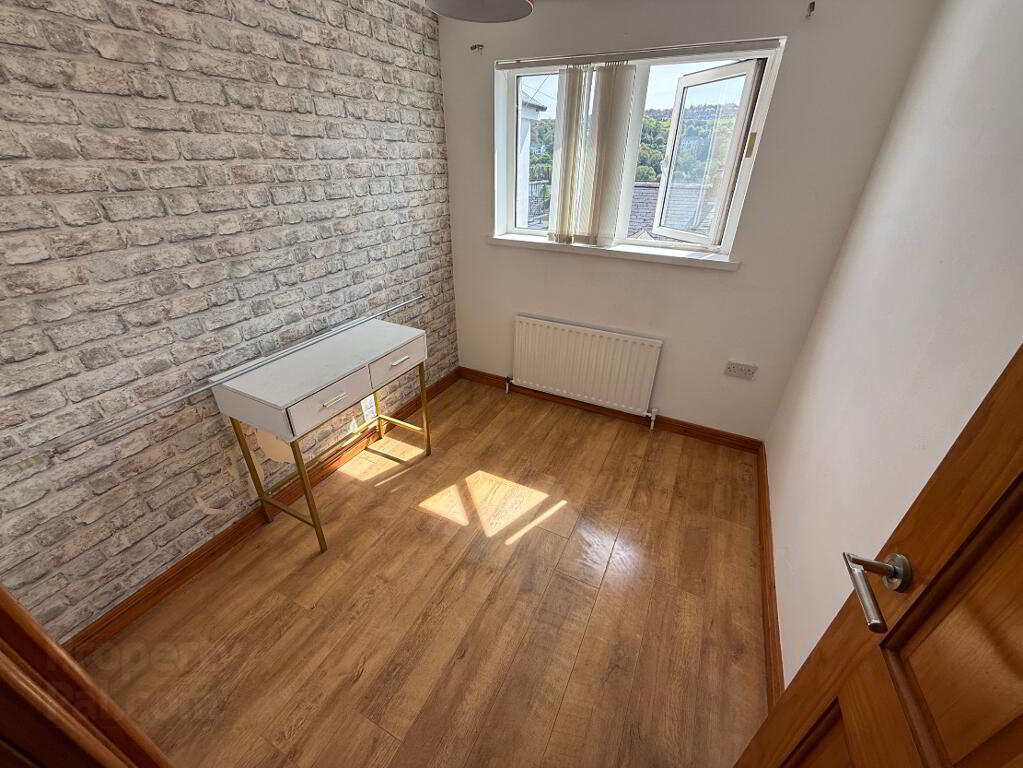 Photo 8 of 2 Maureen Avenue, City Centre, L'Derry