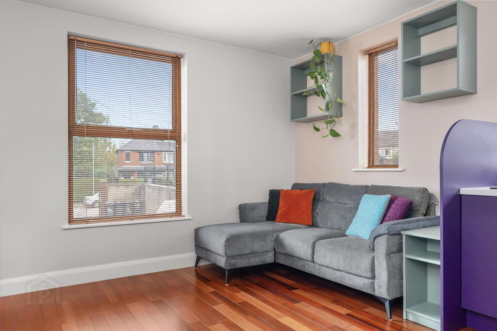 Apt 4 438 Antrim Road-lounge