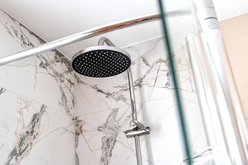 Apt 4 438 Antrim Road-Showerhead