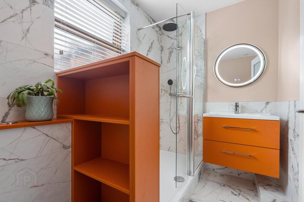 Apt 4 438 Antrim Road-shower room