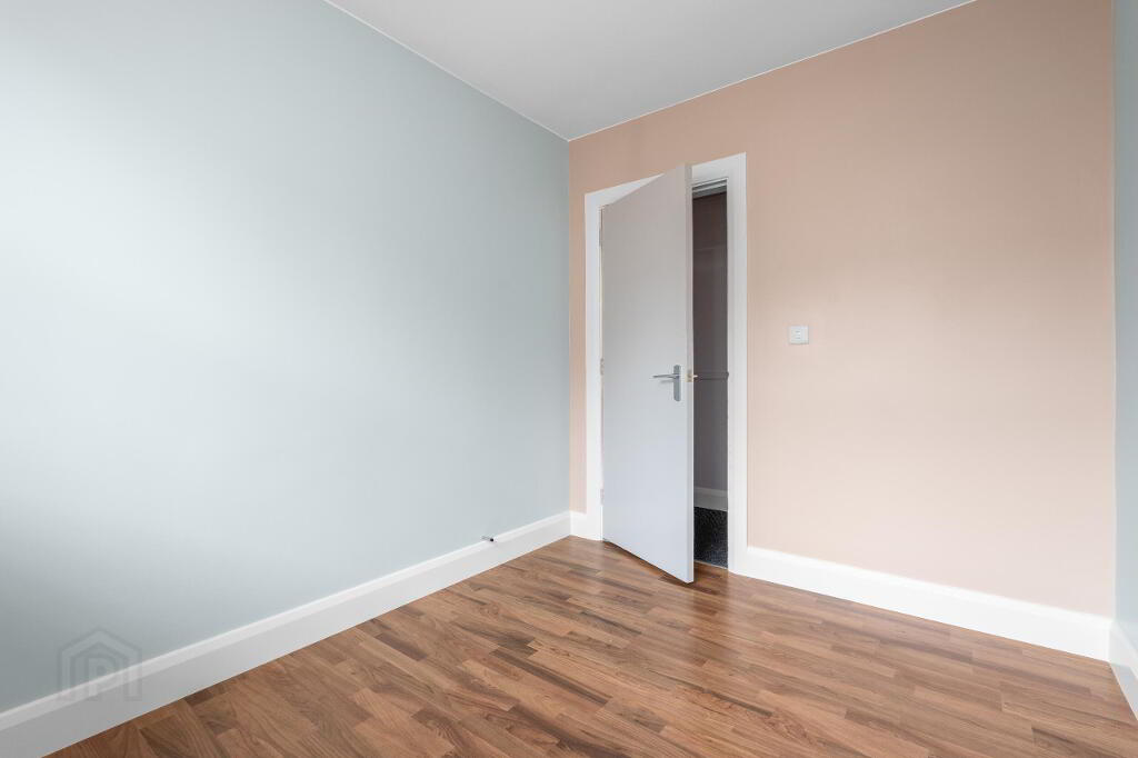 Apt 4 438 Antrim Road-bed 2
