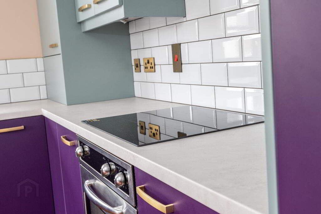 Apt 4 438 Antrim Road-hob