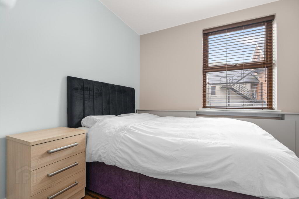 Apt 4 438 Antrim Road-bed 1 - 2