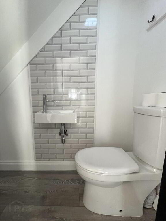 Photo 10 of 9 The Green, Holywood