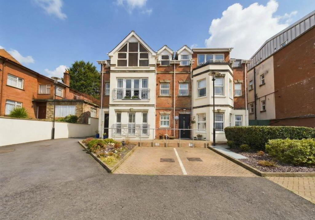 9 Pinetree Court Glen Road, Belfast, BT11 8BS