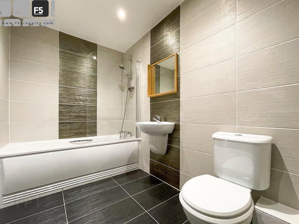 120-4 Upper Newtownards Road - Bathroom