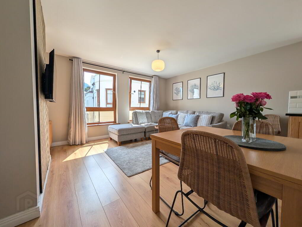Photo 2 of 33 Brooklands Grove, Newcastle
