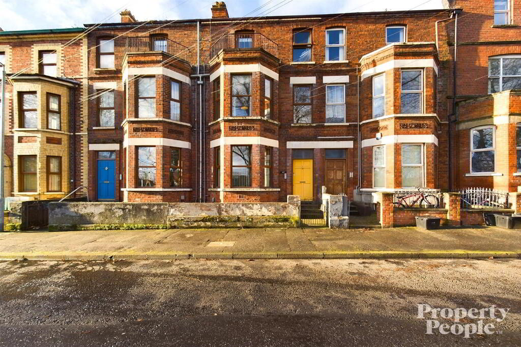 2 Bedroom Flat in BT15 3BY