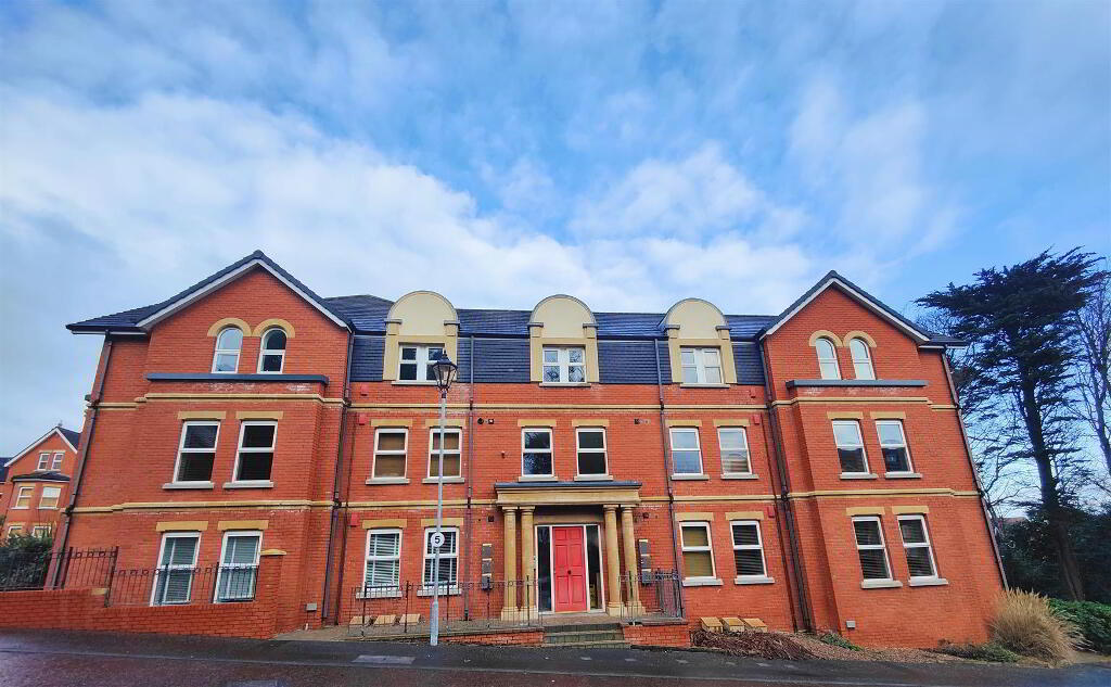 2 Bedroom Flat in BT15 4FD