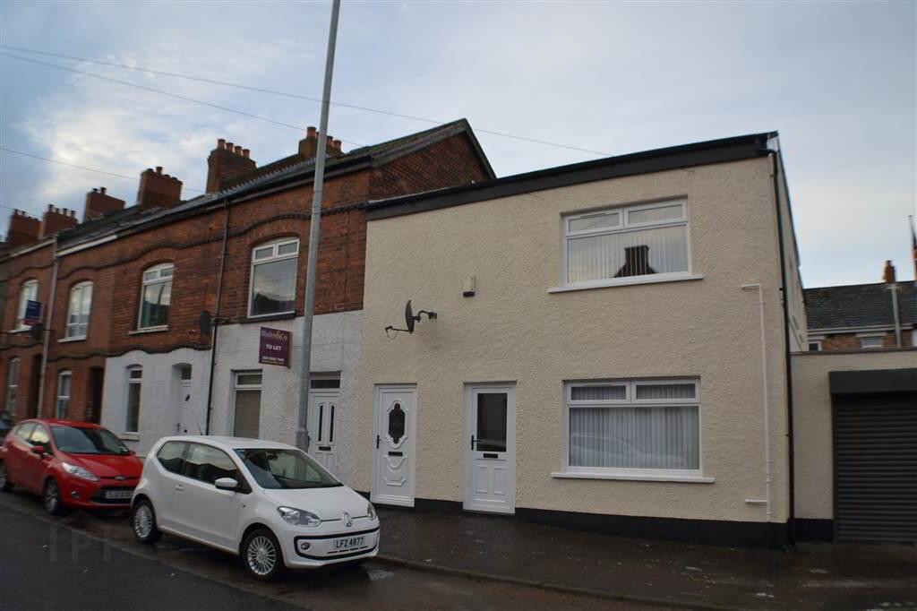 3 Bedroom Flat in BT12 5QB