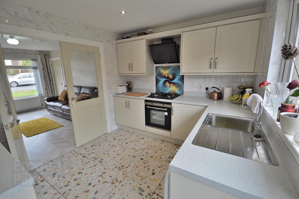 Photo 5 of 16 Meadowvale Crescent, Bangor